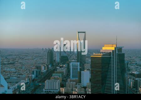 Riad, Saudi-Arabien - 22. Dezember 2024: Atemberaubendes Panorama von der Spitze des Faisaliah-Turms, Blick auf die Skyline von Riad, Saudi-Arabien Stockfoto