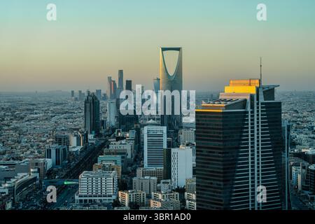 Riad, Saudi-Arabien - 22. Dezember 2024: Atemberaubendes Panorama von der Spitze des Faisaliah-Turms, Blick auf die Skyline von Riad, Saudi-Arabien Stockfoto