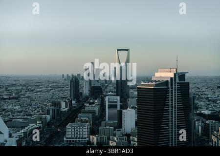 Riad, Saudi-Arabien - 22. Dezember 2024: Atemberaubendes Panorama von der Spitze des Faisaliah-Turms, Blick auf die Skyline von Riad, Saudi-Arabien Stockfoto