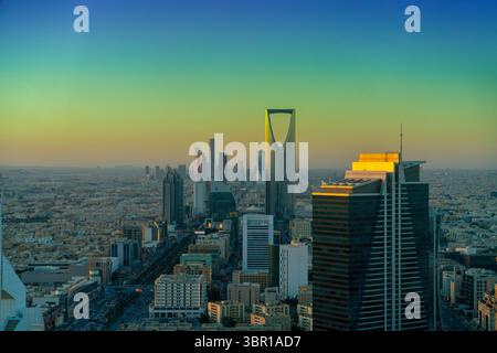 Riad, Saudi-Arabien - 22. Dezember 2024: Atemberaubendes Panorama von der Spitze des Faisaliah-Turms, Blick auf die Skyline von Riad, Saudi-Arabien Stockfoto