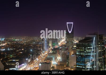 Riad, Saudi-Arabien - 22. Dezember 2024: Atemberaubendes Panorama von der Spitze des Faisaliah-Turms, Blick auf die Skyline von Riad, Saudi-Arabien Stockfoto