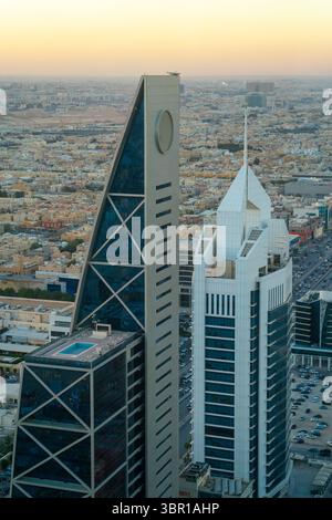 Riad, Saudi-Arabien - 22. Dezember 2024: Atemberaubendes Panorama von der Spitze des Faisaliah-Turms, Blick auf die Skyline von Riad, Saudi-Arabien Stockfoto