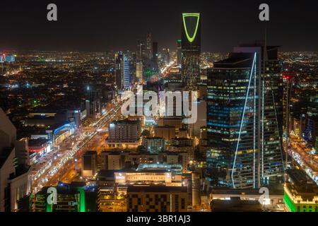 Riad, Saudi-Arabien - 22. Dezember 2024: Atemberaubendes Panorama von der Spitze des Faisaliah-Turms, Blick auf die Skyline von Riad, Saudi-Arabien Stockfoto