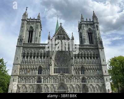 Die Kathedrale von Nidaros steht hoch in Trondheim, Norwegen Stockfoto