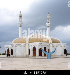 Jeddah, Saudi-Arabien - 20. Dezember 2024: Masjid Hassan Enany oder Hassan Enany Moschee oder Hassan Anani Moschee oder Moschee des Lichts am Roten Meer Stockfoto