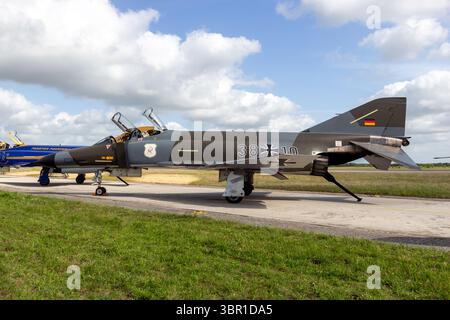 Deutsche Luftwaffe F-4 Phantom II Kampfflugzeug in Retro-Luftwaffe-Lackierung am Luftwaffenstützpunkt Wittmund, Deutschland - 29. Juni 2013 Stockfoto