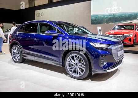 Audi Q4 e-tron EV auf der Autosalon European Motor Show. Brüssel, Belgien - 13. Januar 2023 Stockfoto