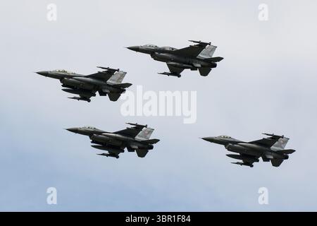 Vier polnische Luftwaffe Lockheed Martin F-16 Kampffalken nehmen an einem Überflug über der Radom Air Base in Polen Teil Stockfoto