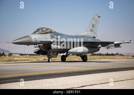 Ein General Dynamics F-16C der United States Air Force, der die Falken während des Anatolian Eagle Exercises 2025 in Konya, Türkei, absetzt. Stockfoto