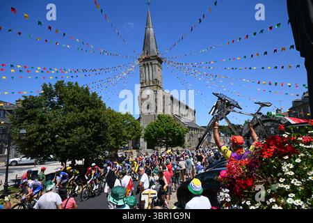 Tour de France 2025, Stage 6 Bayeux nach Vire Normandie. Allgemeiner Blick auf eine französische Stadt, während das Feld durchfährt. Stockfoto