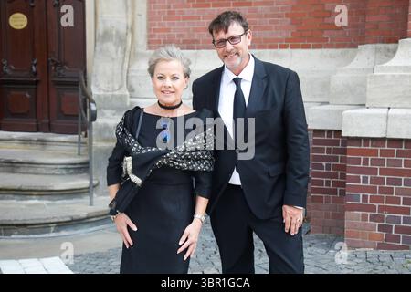 Gedenkfeier für Carlo von Tiedemann im Hamburger Michel Hamburg 10.7.2025 Tanja Schumann mit Ehemann Stefan Burmeister bei der Gedenkfeier für Carlo von Tiedemann im Hamburger Michel in Hamburg *** Gedenkgottesdienst für Carlo von Tiedemann in Hamburgs Michel Kirche Hamburg 10 7 2025 Tanja Schumann mit Ehemann Stefan Burmeister beim Gedenkgottesdienst für Carlo von Tiedemann in Hamburgs Michel Kirche Hamburg Hamburg Copyright: XMatthiasxGränzdörx Stockfoto