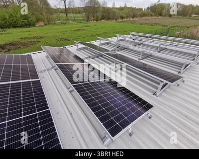 Solarpaneele, die auf dem Dach installiert sind Stockfoto