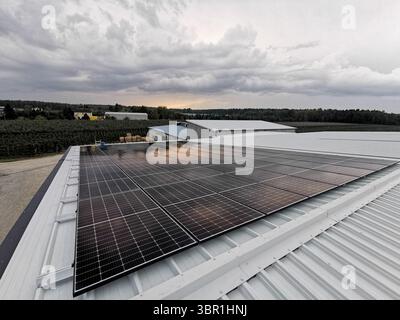 Solarpaneele, die auf dem Dach installiert sind Stockfoto