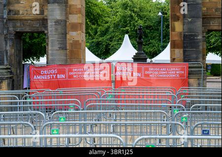Drogen Amnesty bin mit Drogen sind illegal Gegenstände hier ohne Konsequenz am Eingang zum Trnsmt 2025 Music Festival, Glasgow Green, Glasgow, Schottland, Großbritannien, Europa Stockfoto