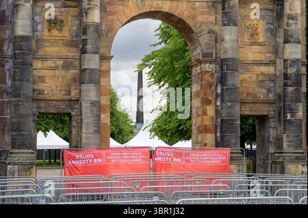 Drogen Amnesty bin mit Drogen sind illegal Gegenstände hier ohne Konsequenz am Eingang zum Trnsmt 2025 Music Festival, Glasgow Green, Glasgow, Schottland, Großbritannien, Europa Stockfoto