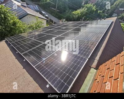 Solarpaneele, die auf dem Dach installiert sind Stockfoto
