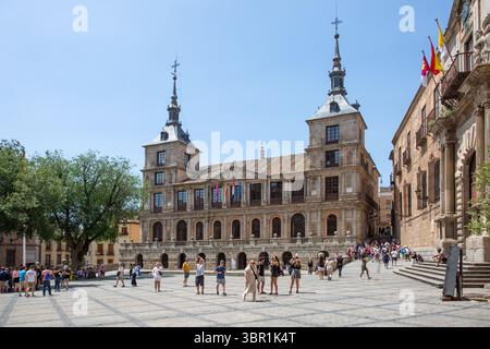 Urlauber und Touristen auf einem Spaziergang Ayuntamiento de Toledo (Rathaus von Toledo), Toledo am Rathausplatz (Plaza del Ayuntamiento), Stockfoto