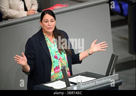 Berlin, Deutschland. Juli 2025. Anja Reinalter (Grüne) spricht im Bundestag, während die Haushaltsdiskussionen fortgesetzt werden. Quelle: Niklas Treppner/dpa/Alamy Live News Stockfoto