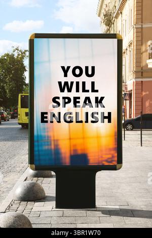 Sie sprechen englischen Text auf der Werbetafel in der Stadt. Sprachkurs Stockfoto