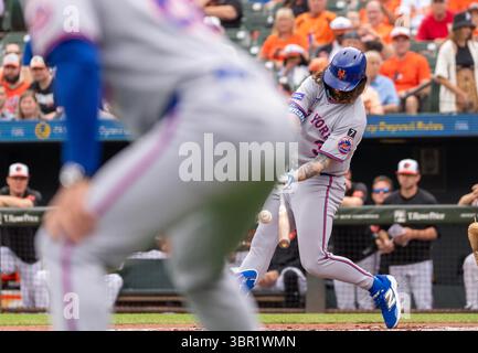 Baltimore, USA. Juli 2025. BALTIMORE, MD - 10. JULI: Der von New York Mets ernannte Hitter Jess Winker (3) tritt am 10. Juli 2025 im Oriole Park in Camden Yards in Baltimore, Maryland, bei einem MLB-Spiel zwischen den Baltimore Orioles und den New York Mets mit dem dritten Base-Trainer Mike Sarbaugh (88) in Kontakt. (Foto: Tony Quinn/SipaUSA) Credit: SIPA USA/Alamy Live News Stockfoto