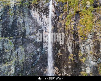 Aus der Vogelperspektive sehen Sie einen majestätischen Wasserfall, der auf einer steilen Felsklippe in den Bergen Norwegens herabstürzt. Stockfoto