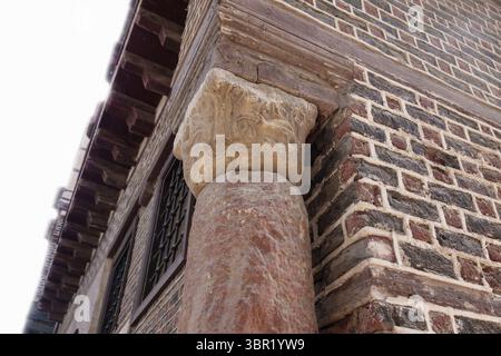 Das Amasyali-Haus und das Abu Shahin-Haus mit seiner Mühle in Rashid, bekannt als Rosetta, Nordküste Ägyptens. Stockfoto