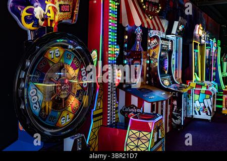 Farbenfrohe Spielautomaten für Kinder im Unterhaltungsbereich des Manufaktura Einkaufszentrums. Helle und unterhaltsame Spielumgebung. Stockfoto