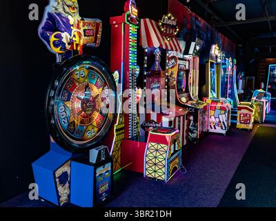 Farbenfrohe Spielautomaten für Kinder im Unterhaltungsbereich des Manufaktura Einkaufszentrums. Helle und unterhaltsame Spielumgebung. Stockfoto