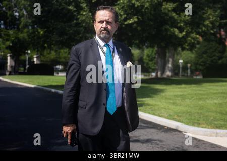 Washington, Usa. Juli 2025. Stellvertretender Assistent des Präsidenten der Vereinigten Staaten Sebastian Gorka, ein stellvertretender Assistent von Präsident Trump, wird am Donnerstag, den 10. Juli 2025, vor dem Westflügel des Weißen Hauses in Washington, DC, gesehen. Foto: Francis Chung/UPI Credit: UPI/Alamy Live News Stockfoto