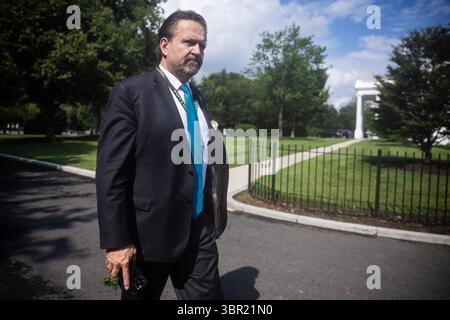 Washington, Usa. Juli 2025. Stellvertretender Assistent des Präsidenten der Vereinigten Staaten Sebastian Gorka, ein stellvertretender Assistent von Präsident Trump, wird am Donnerstag, den 10. Juli 2025, vor dem Westflügel des Weißen Hauses in Washington, DC, gesehen. Foto: Francis Chung/UPI Credit: UPI/Alamy Live News Stockfoto