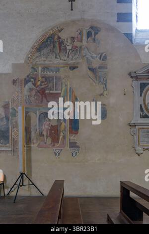 Fragmentarisches mittelalterliches Fresko mit Szenen aus dem Leben eines heiligen, Kirche San Domenico, Arezzo, Toskana, Italien. Stockfoto