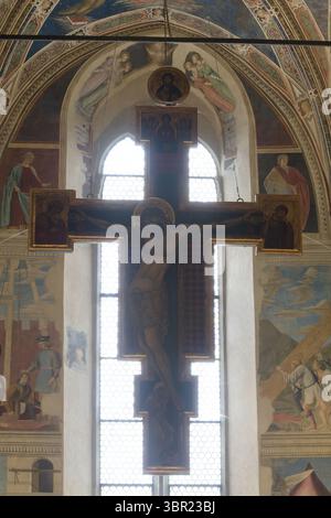 Gemaltes Kruzifix von Maestro della Croce di San Francesco a Castiglion Fiorentino, Ende des 13. Jahrhunderts, Basilika San Francesco, Arezzo, Toskana, Italien Stockfoto