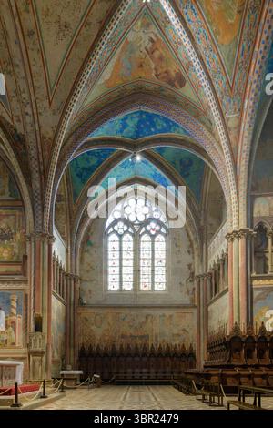 Blick auf das linke Querschiff der Oberkirche San Francesco in Assisi, Italien, mit gotischen Gewölben, Fresken von Cimabue aus dem 13. Jahrhundert und gebeiztem gla Stockfoto