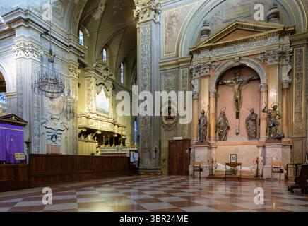 Barocke Kircheneinrichtung mit Freskenapse, Kronleuchtern, Bänken und Buntglasfenstern in der Kathedrale von Ferrara, Emilia-Romagna, Italien. Stockfoto