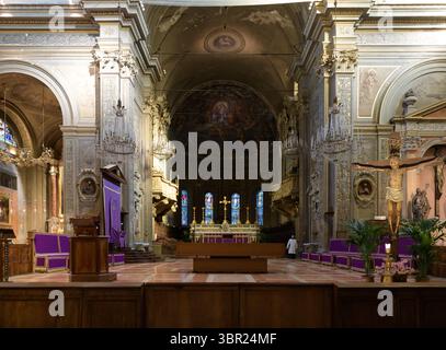 Barocke Kircheneinrichtung mit Freskenapse, Kronleuchtern, Bänken und Buntglasfenstern in der Kathedrale von Ferrara, Emilia-Romagna, Italien. Stockfoto