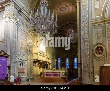 Barocke Kircheneinrichtung mit Freskenapse, Kronleuchtern, Bänken und Buntglasfenstern in der Kathedrale von Ferrara, Emilia-Romagna, Italien. Stockfoto