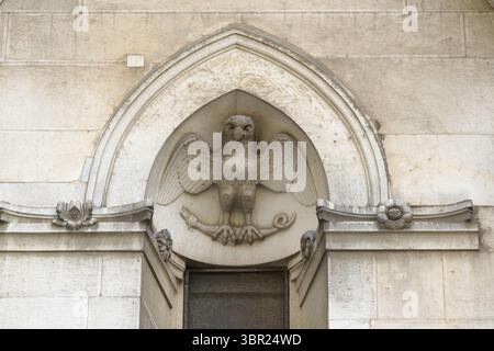 Steinrelief einer Adlerschlange über dem gotischen Bogen an der Fassade von San Michele in Foro, Lucca, Toskana, Italien. Stockfoto