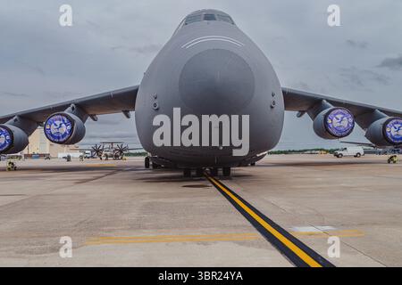 Ein Blick auf eine C-5M Super Galaxy mit Motorabdeckungen „Team Dover – McGuire AFB“, fotografiert auf der McGuire Air Force Base, New Jersey, Mai 2025. Stockfoto