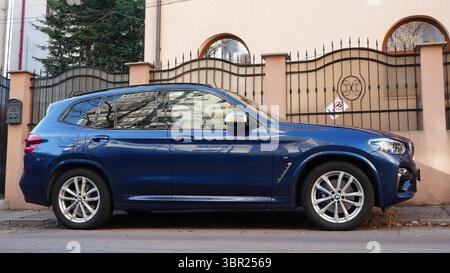 Bukarest, Rumänien – 9. Januar 2025: Nahaufnahme des blauen Fahrzeugs des BMW X3 M40i vor dem Haus Stockfoto