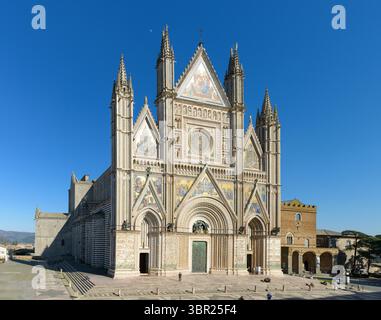 Die Kathedrale von Orvieto (Duomo di Orvieto), eine gotische Kirche in Orvieto, Italien. Stockfoto