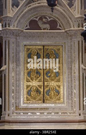 Das goldene Tabernakeltor in der Cappella del Corporale, Duomo di Orvieto, Italien, mit komplizierter religiöser Ikonographie. Stockfoto