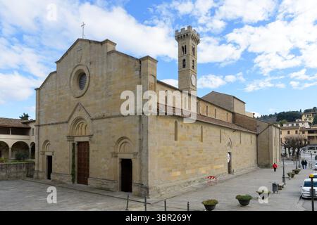 Romanische Steinfassade der Kathedrale San Romolo in Fiesole, Italien, mit zentralem Portal, Bogenfenstern und Glockenturm, aus dem 11.-13. Jahrhundert Stockfoto