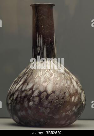 Balsamarium aus römischem lila Glas mit weißer Tropfendekoration, 1. Jahrhundert n. Chr. Aus Norditalien, untergebracht im Archäologischen Museum von Padua. Stockfoto