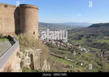 Ein Blick auf die befestigten Strukturen von Orvieto, Italien, mit mittelalterlichen Türmen und Verteidigungsmauern mit Landschaft rund um die Stadt. Stockfoto