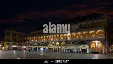 Ein Nachtblick auf den Palazzo della Ragione in Padua, Italien. Stockfoto