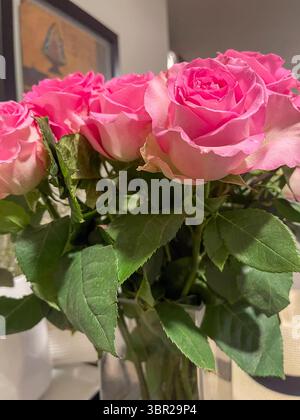 Rosa Rosen blühen in einer Glasvase Stockfoto