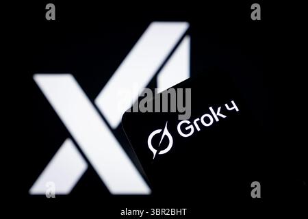 CHONGQING, CHINA - 10. JULI 2025 - ein Illustrationsfoto zeigt das XAI und das Grok 4-Logo in Chongqing, China am 10. Juli 2025. Stockfoto