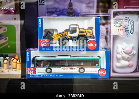 BELGRAD, SERBIEN - 22. APRIL 2025: Schaufenster im Belgrader Spielwarengeschäft zeigt Siku-Modelle, BOXMAN-Stadtbus und Liebherr-Radlader. S Stockfoto