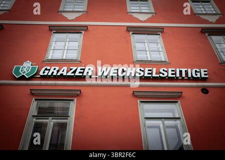 GRAZ, ÖSTERREICH - 17. DEZEMBER 2024: Grazer wechselseitiges Schild (GRAWE) auf ihrem Büro in Graz. GRAWE oder Grazer Wechselseitige ist eine der größten A Stockfoto