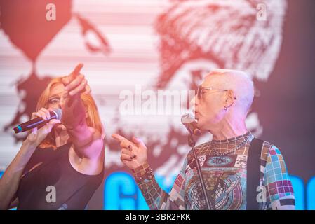 Madrid, Spanien - 6. Juli 2025. Samantha Hudson und Luis Miguelez während des Konzerts '20 años de amor' im Escenario Plaza España. Stockfoto